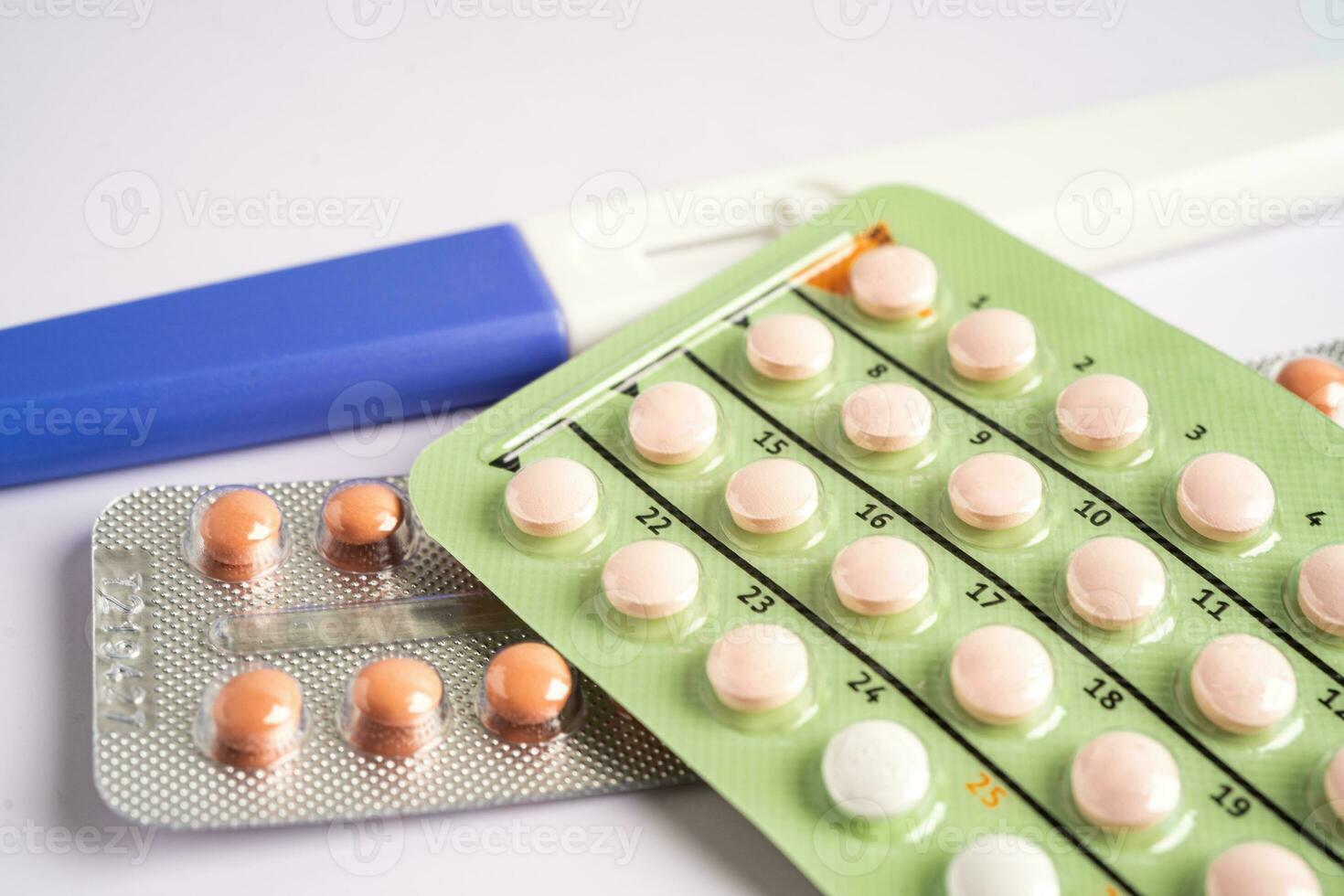 el embarazo prueba y nacimiento controlar pastillas en calendario, anticoncepción salud y medicamento. foto