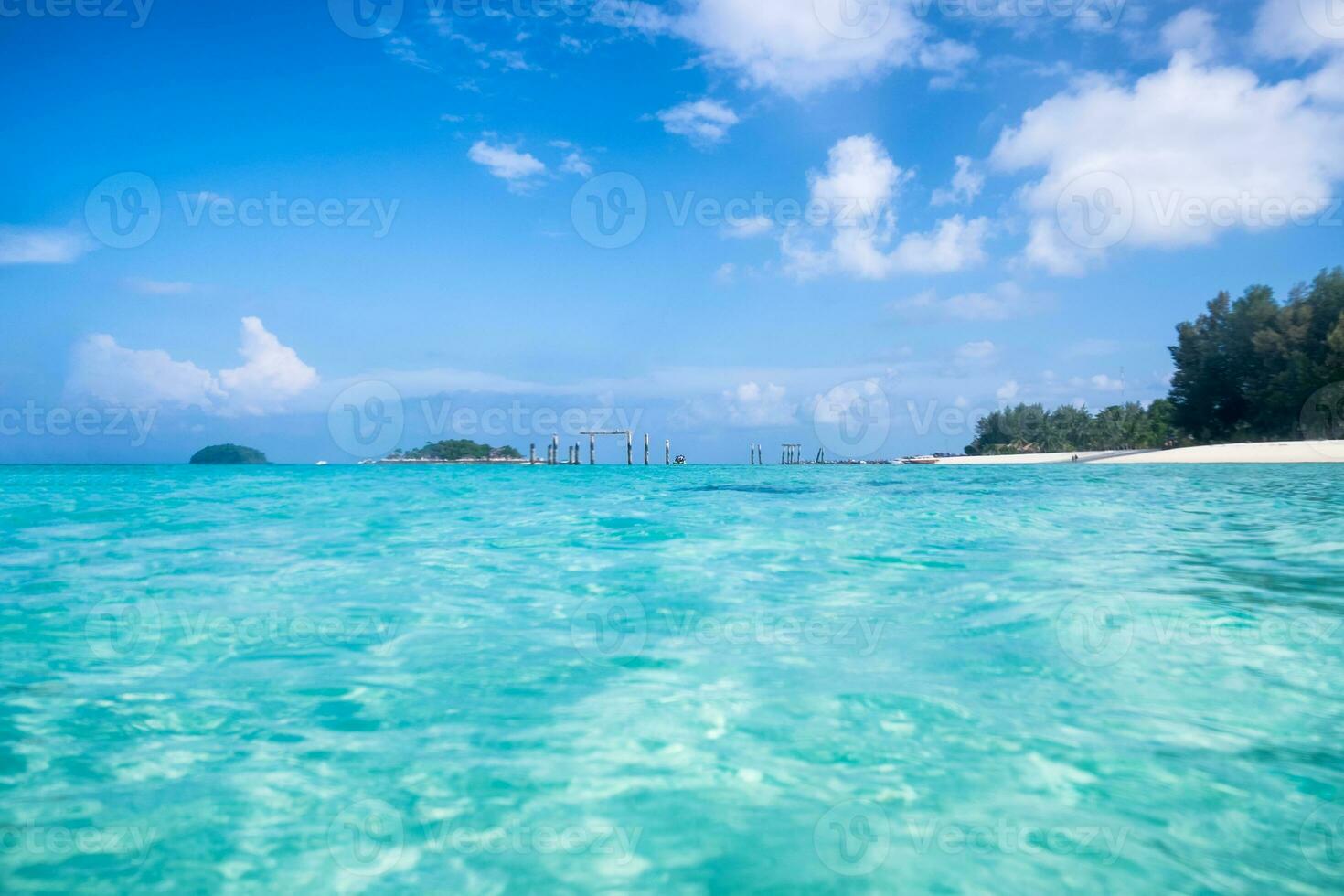 cristal Esmeralda mar ola onda en andaman mar foto