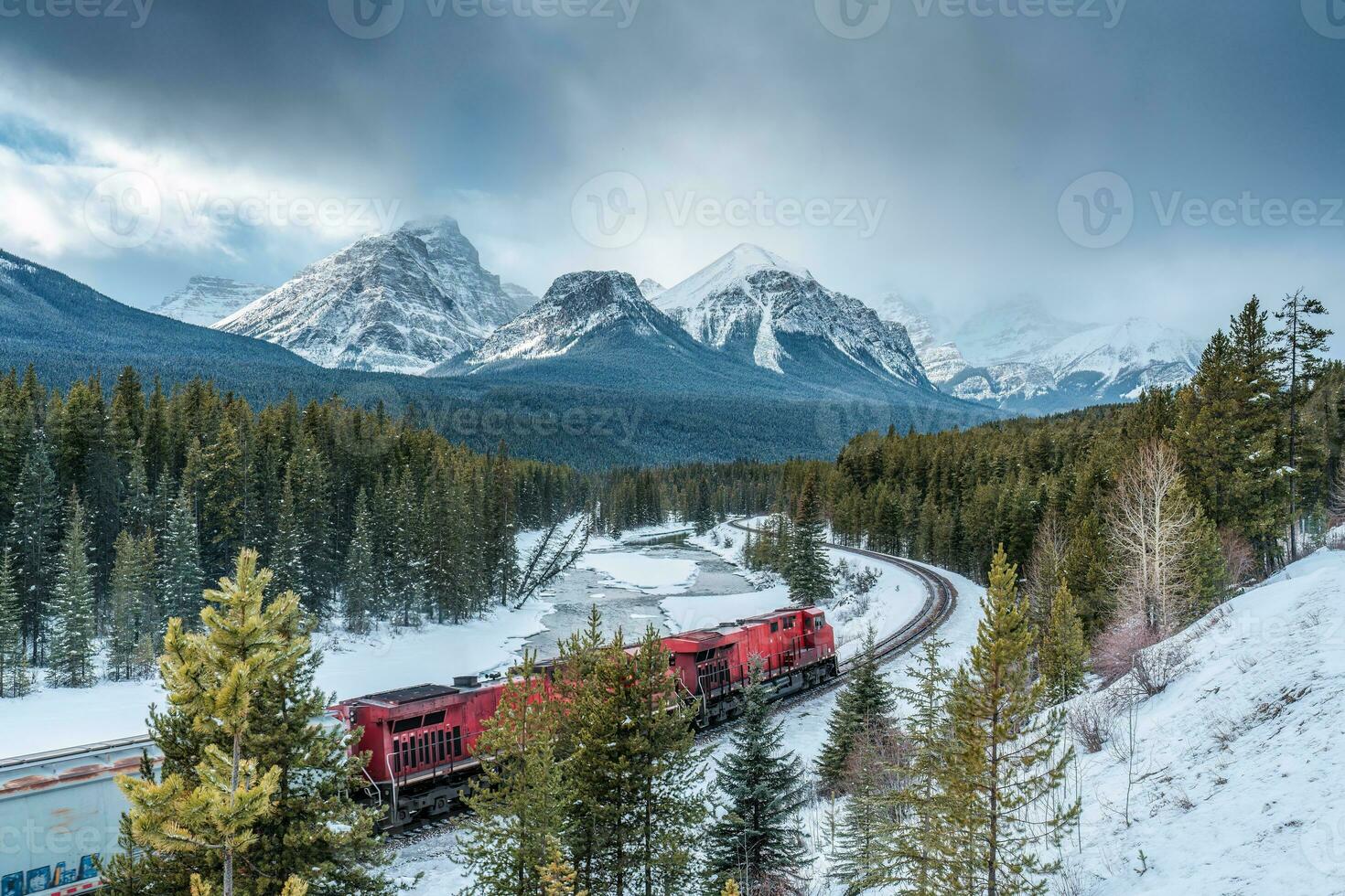 morenas curva con canadiense tren paso el Valle en invierno a banff nacional parque foto
