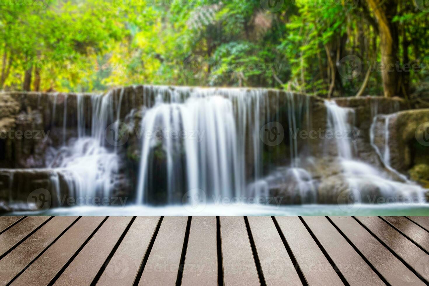 madera mesa parte superior en borroso cascada profundo bosque foto