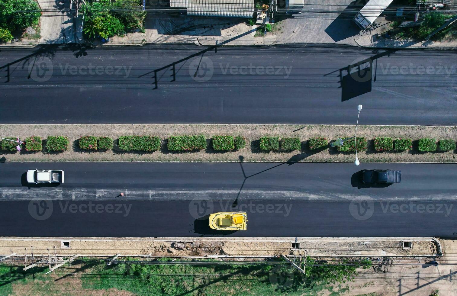 nuevo asfalto la carretera y la carretera rodillo trabajando en mejora proyecto foto