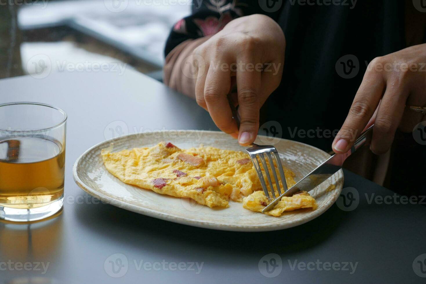 comiendo llanura huevo tortilla en mesa foto