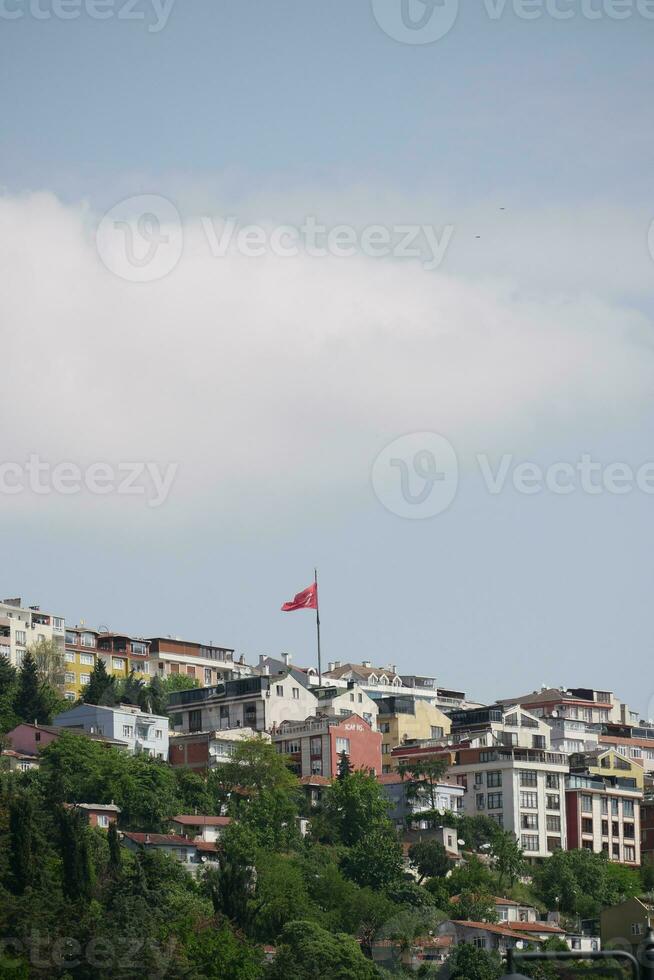 bajo ángulo ver de turco bandera en contra cielo. foto