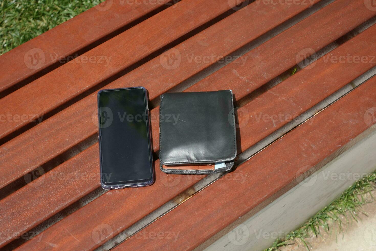 forget smartphone and wallet on a park bench, lost smart phone photo