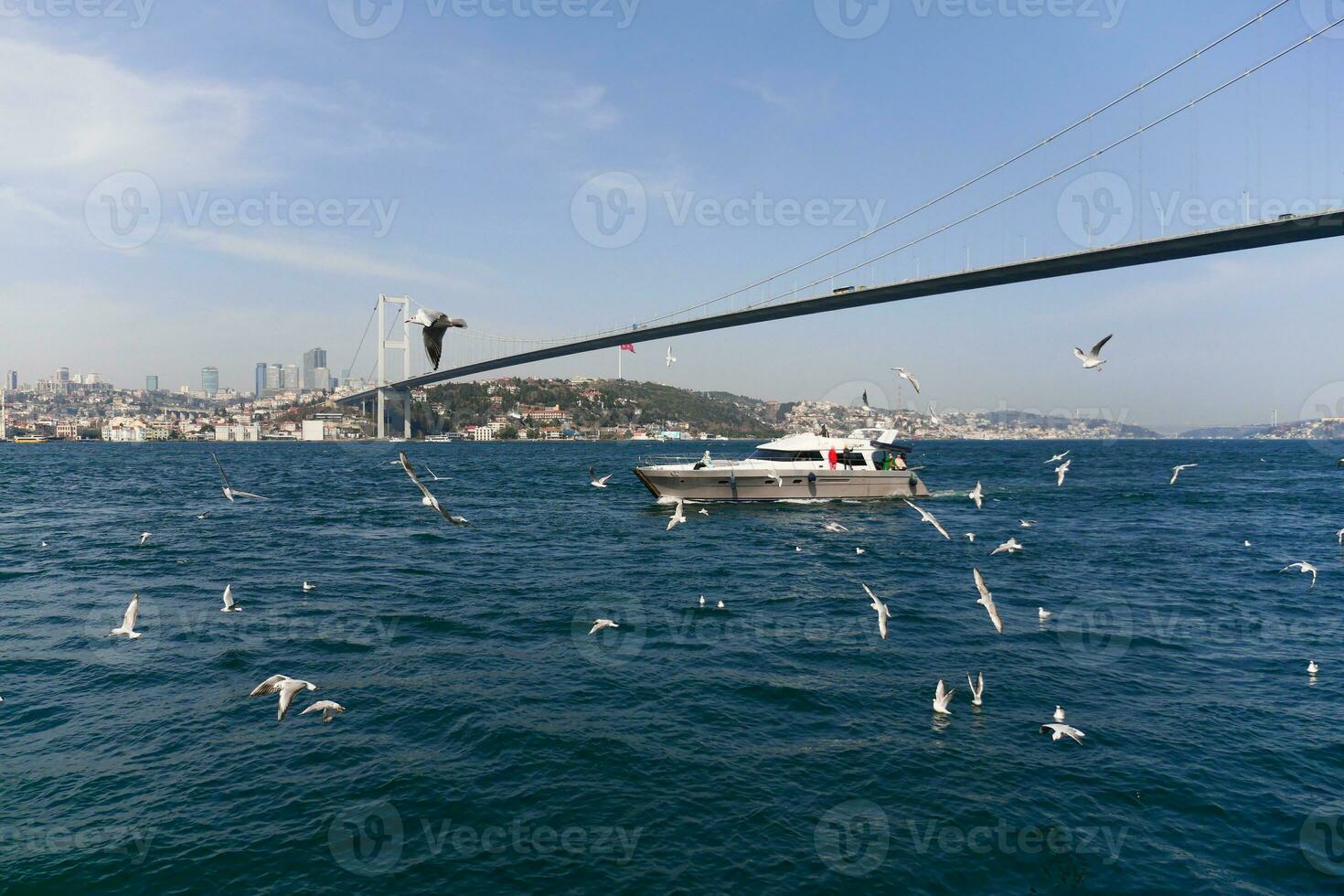Estanbul, Turquía 12 enero 2023, transbordador vela en el bósforo río foto