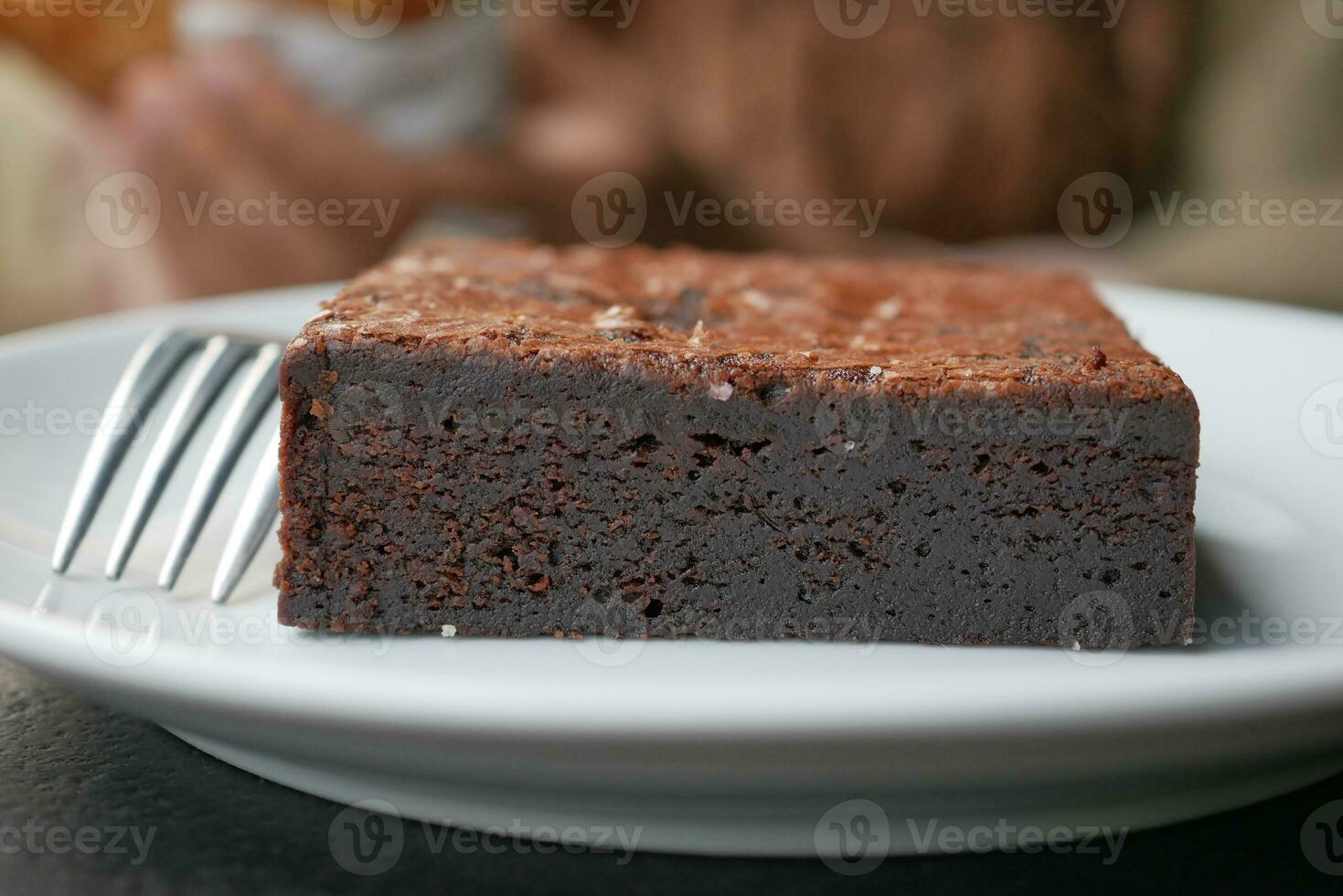 Rebanada de brownie en un plato sobre la mesa foto