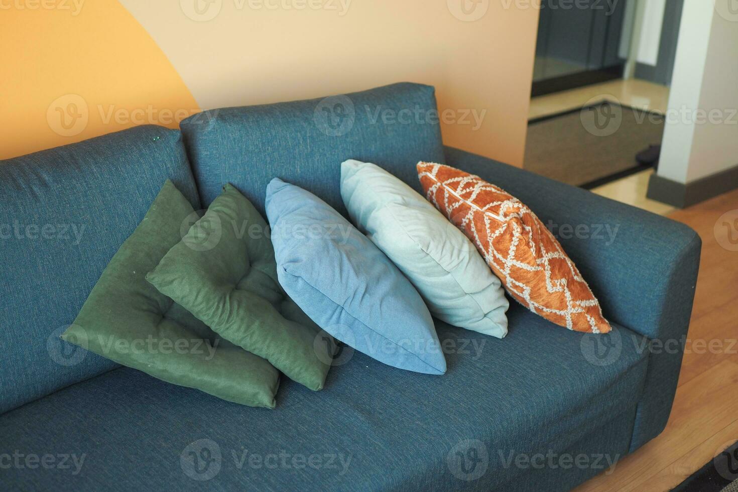 moderno azul color sofá con almohadas en vivo habitación a hogar foto