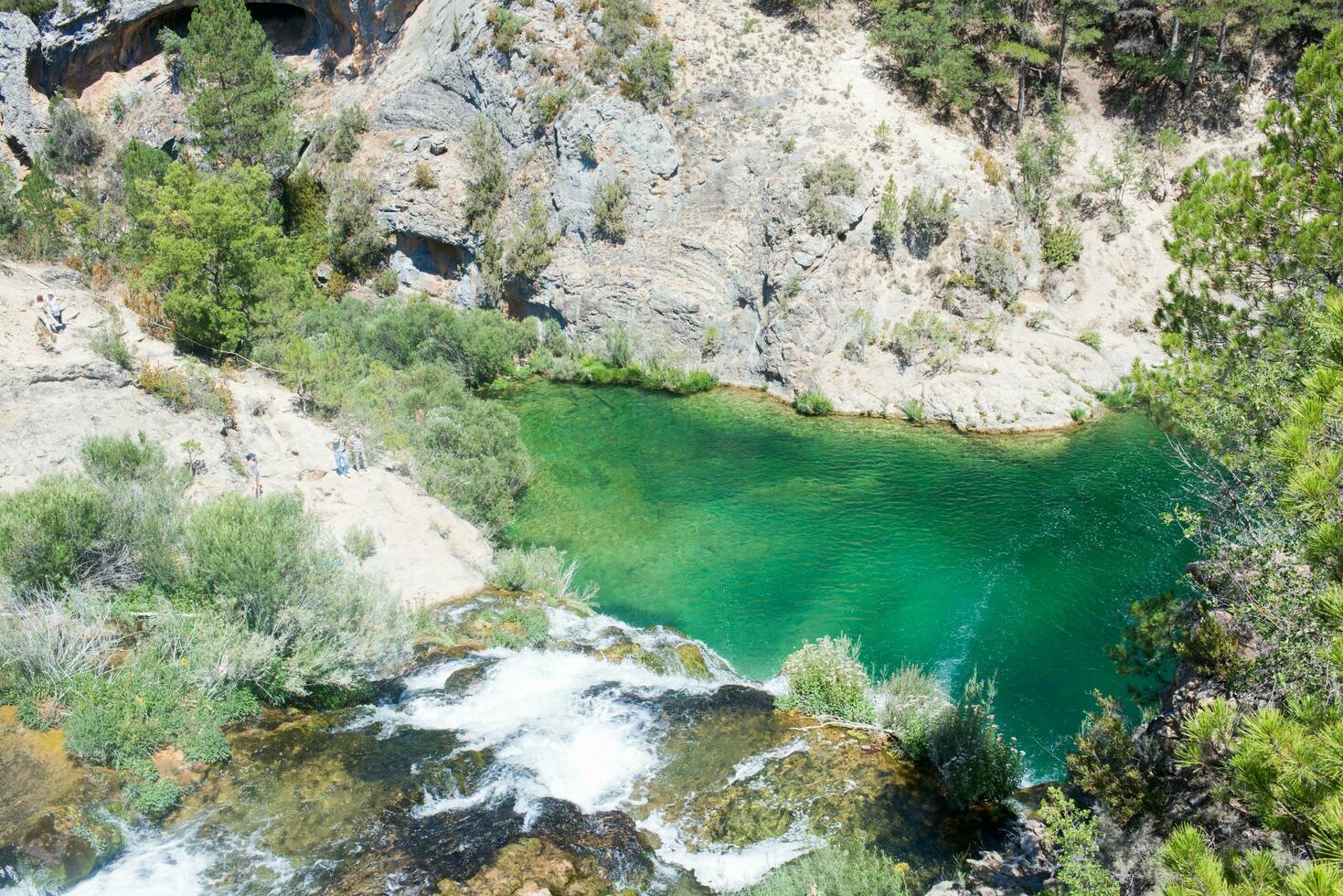 aéreo ver de paisaje con río y cascada foto