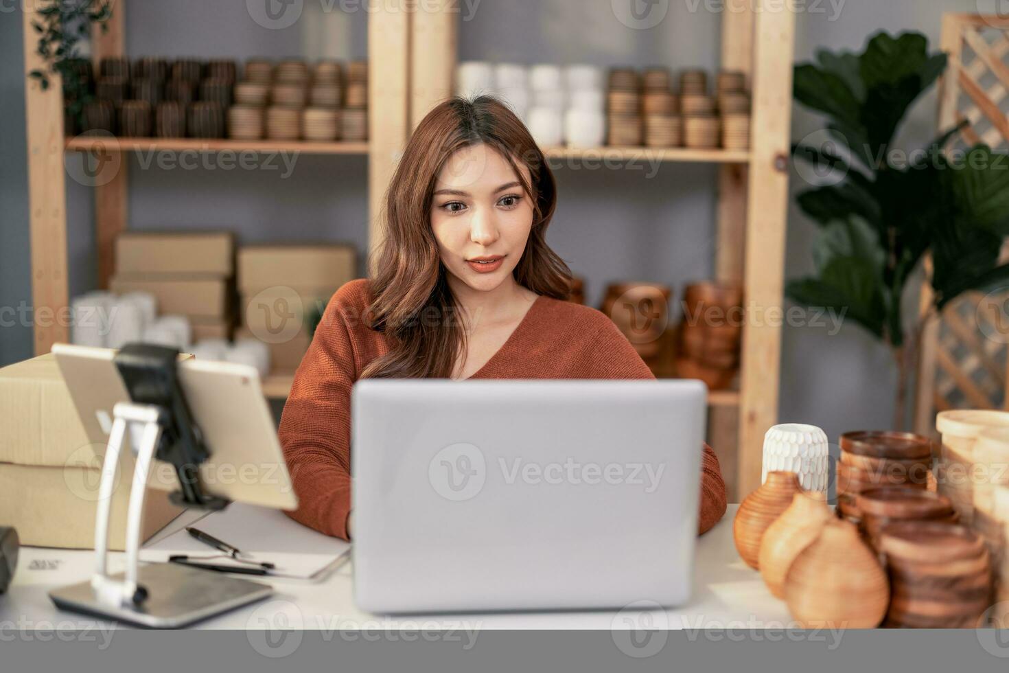 florero marca propietario procesos en línea pedidos. respuesta a cliente consultas y preocupaciones acerca de productos y envío a incrementar largo término lealtad y satisfacción. rutina trabajo de mi comercio empresario foto