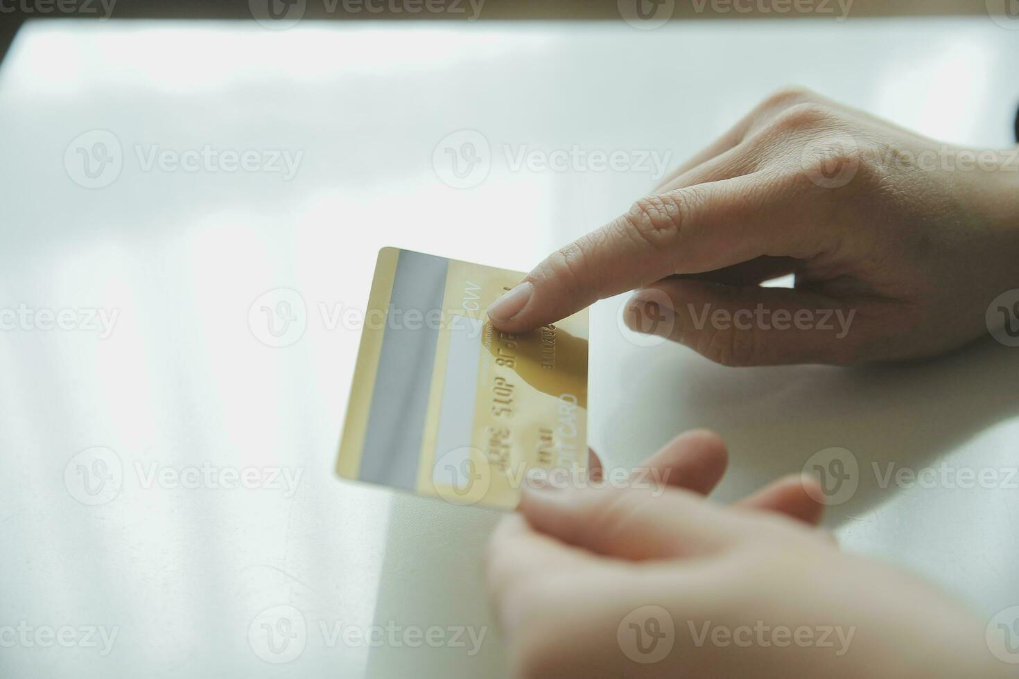 concepto de pago en línea con tarjeta de crédito. mano de hombres que usan una computadora portátil para hacer el pago de un seguro de salud en línea. foto
