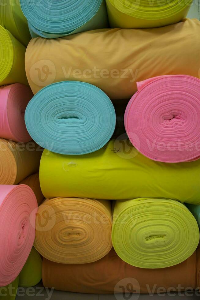 artístico variedad de sombra tono colores textil telas rollos apilado modelo textura foto