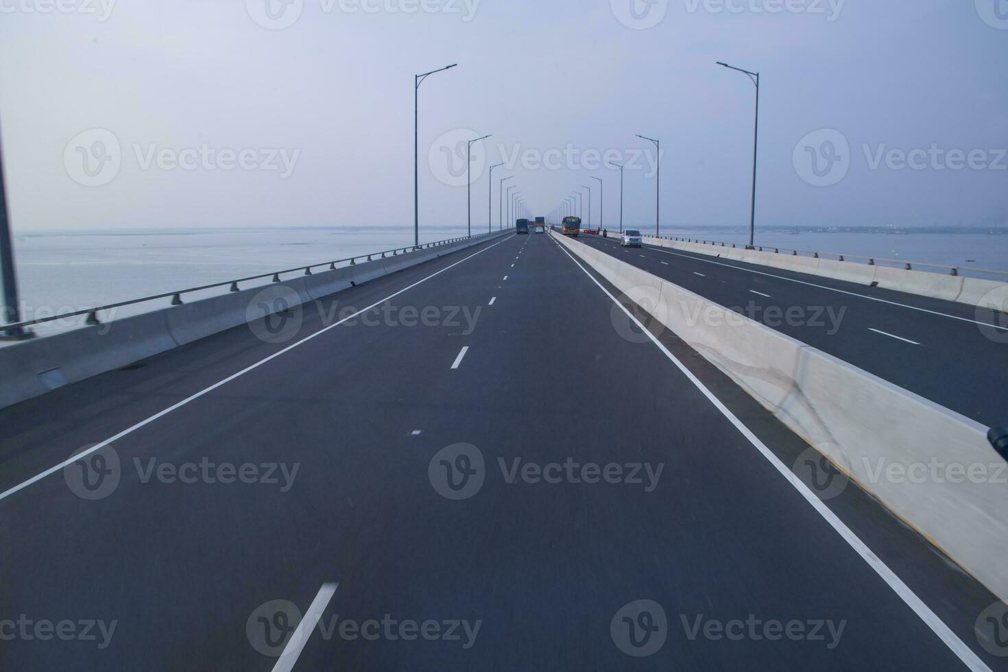 padma puente autopista asfalto con azul cielo antecedentes. perspectiva ver foto