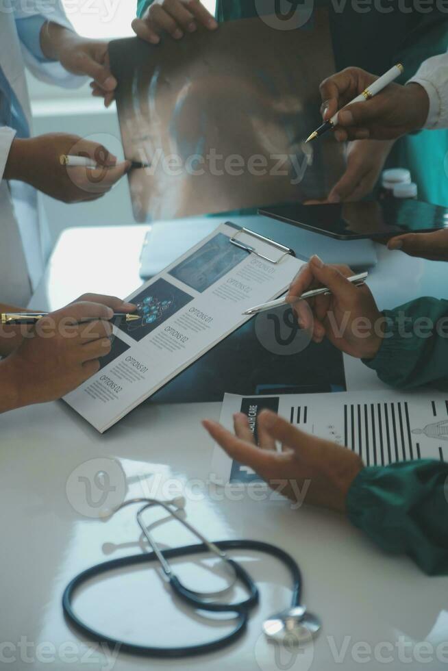 comunicación durante doctores reunión en hospital foto