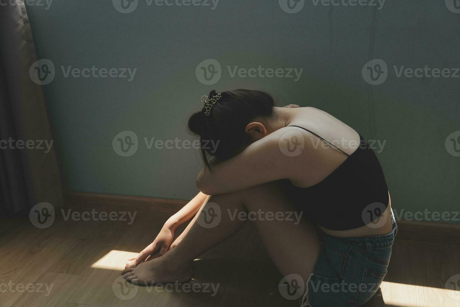 ataques de pánico sola jovencita triste miedo estresante deprimido emocional.llorando usar la cara cubierta de la mano pidiendo ayuda.dejar de abusar de la violencia doméstica en las mujeres,persona con ansiedad por la salud,la gente se siente mal foto