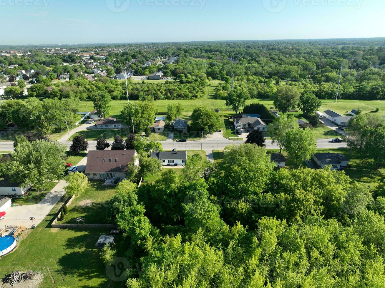 aéreo fotografía capturas el desmadejado verde paisaje y inmuebles de residencial edificios desde un ojo de pájaro vista. el intrincado arquitectura soportes fuera en el día ambiente. foto