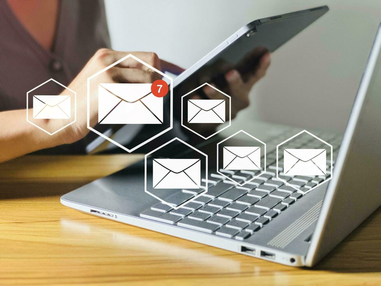 negocio idea correo electrónico o digital boletines a clientes enviando y recepción correos electrónicos en línea. foto