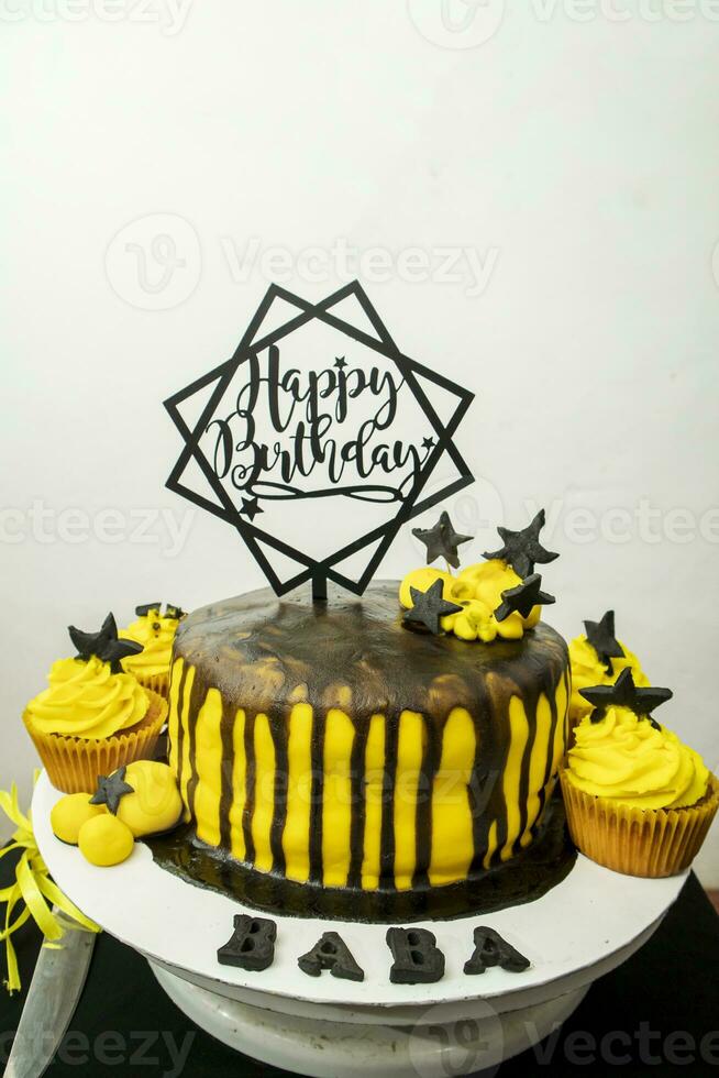 Birthday cake decorated with black and yellow buttercream frosting. 25231885 Stock Photo at Vecteezy