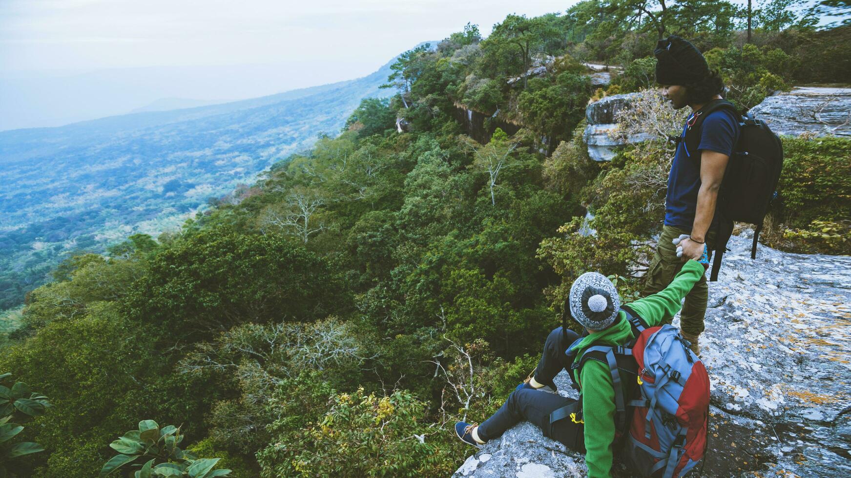 asiático amante mujer y hombres viaje naturaleza. viaje relajarse. paisajes en el acantilado. parejas viaje en el montañas. admirar el atmósfera paisaje en el montaña viaje tailandia foto