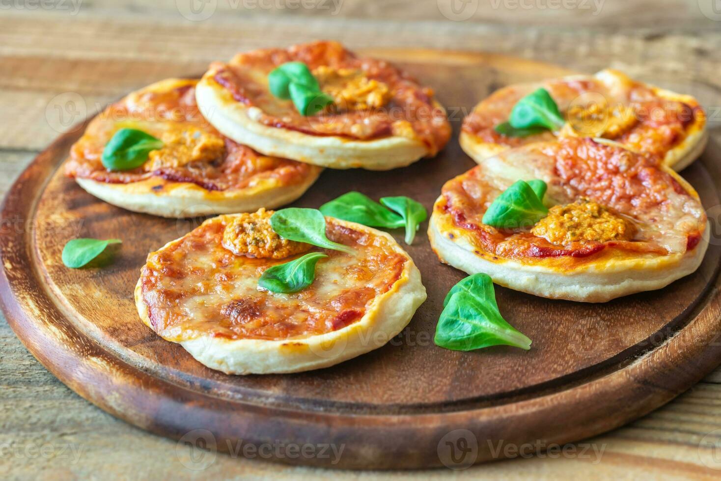 mini pizzas en el tablero de madera foto