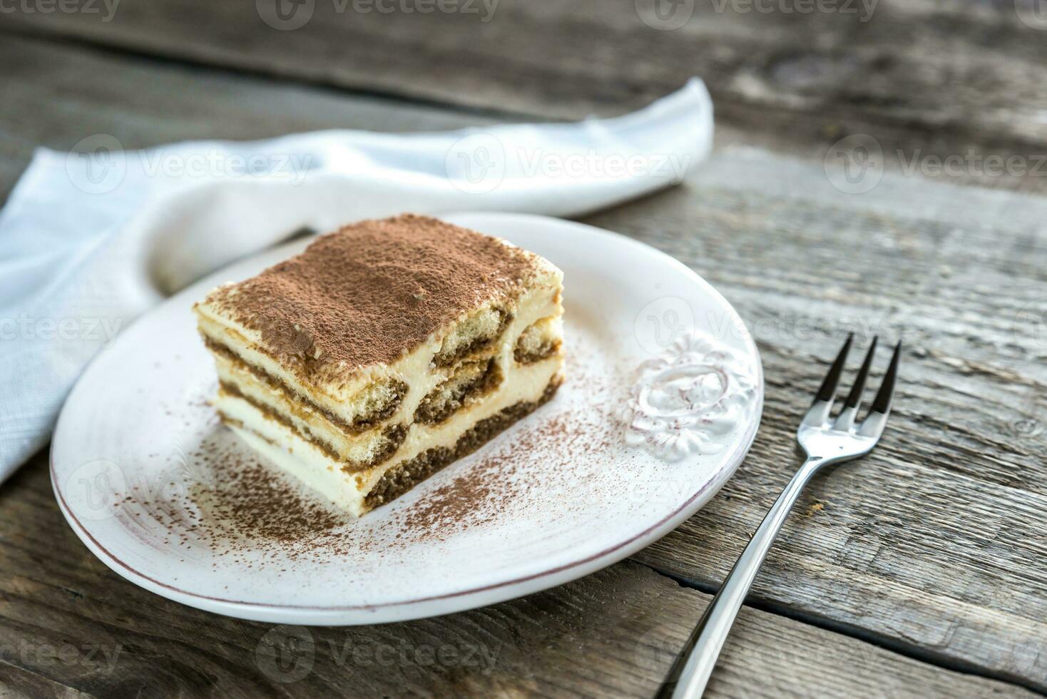 tiramisú en el plato sobre el fondo de madera foto