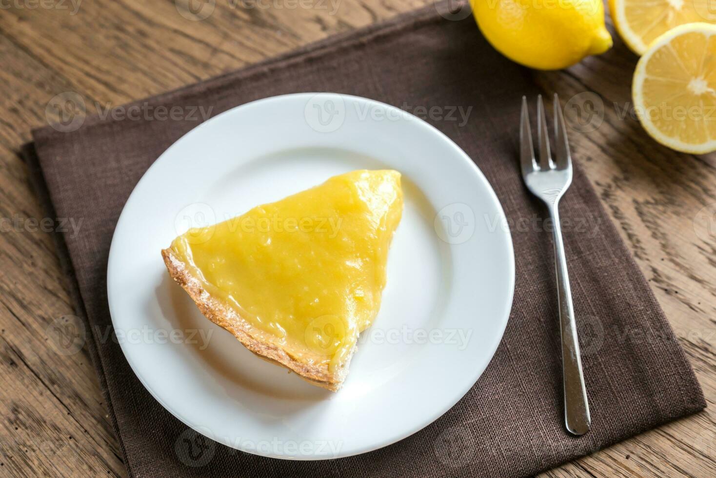 rebanada de limón tarta en el plato foto