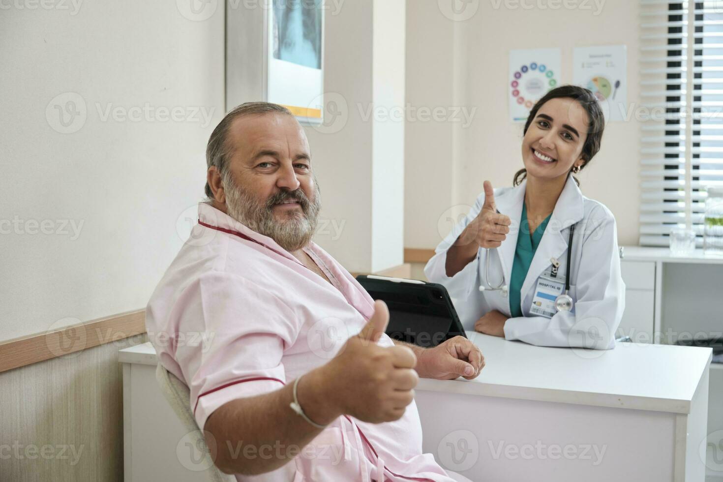 hermosa hembra médico en uniforme y blanco masculino paciente sonriente y mirando a cámara, salud chequeo cita a un trabajando escritorio, sano dieta clínica hospital. foto