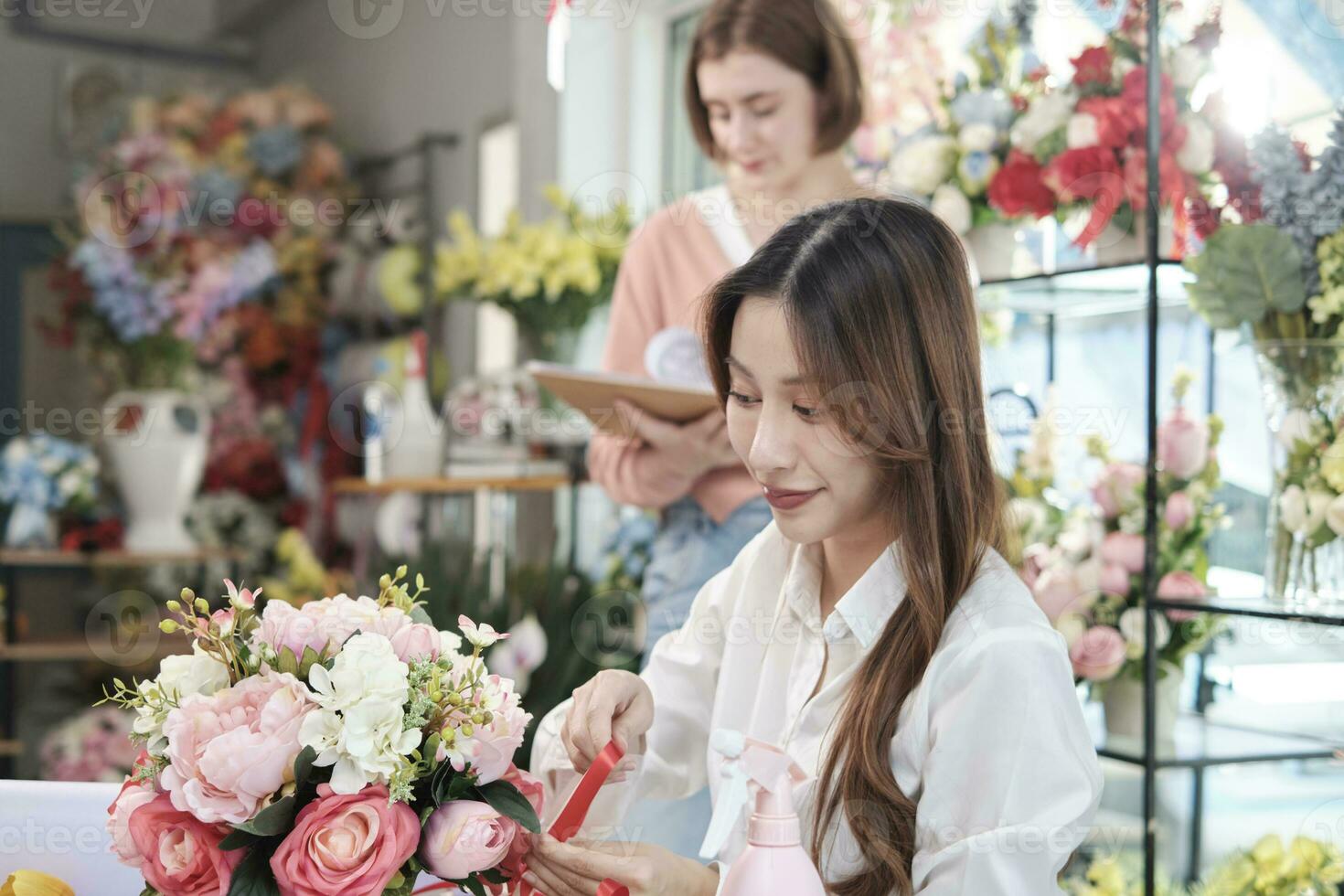 dos joven hermosa hembra florista socios trabajando con manojo de flores acuerdo, decorando con encantador florido, compra orden trabajo en vistoso flor tienda almacenar, SME negocio emprendedor. foto