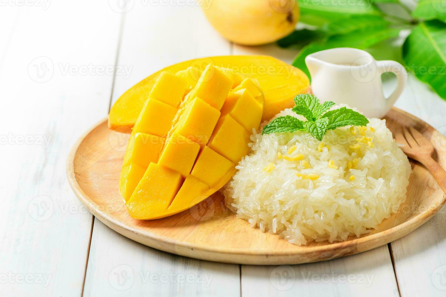 maduro mango y pegajoso arroz con Coco Leche en blanco madera foto