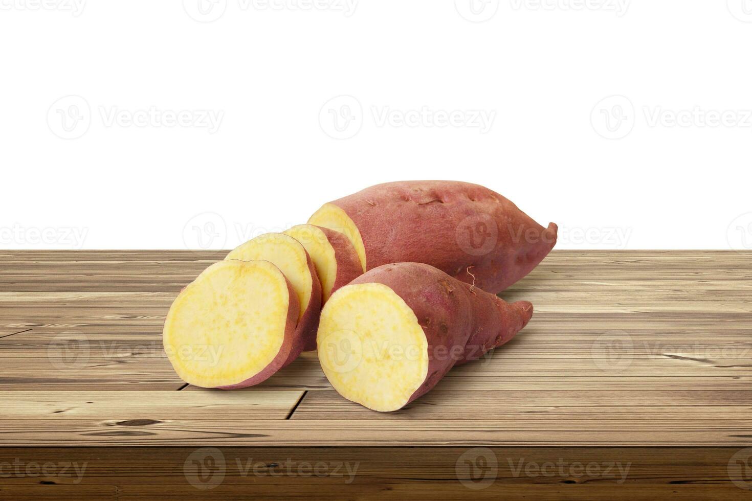 dulce patata en de madera mesa aislado en blanco antecedentes foto