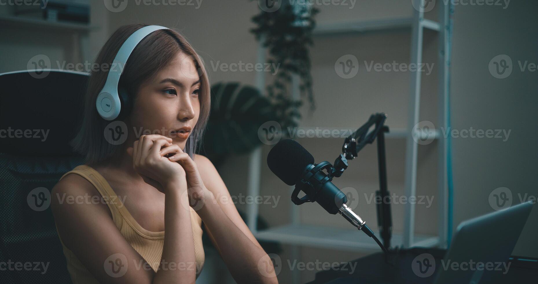 alegre joven podcaster utilizar micrófono durante en línea podcast en estudio foto