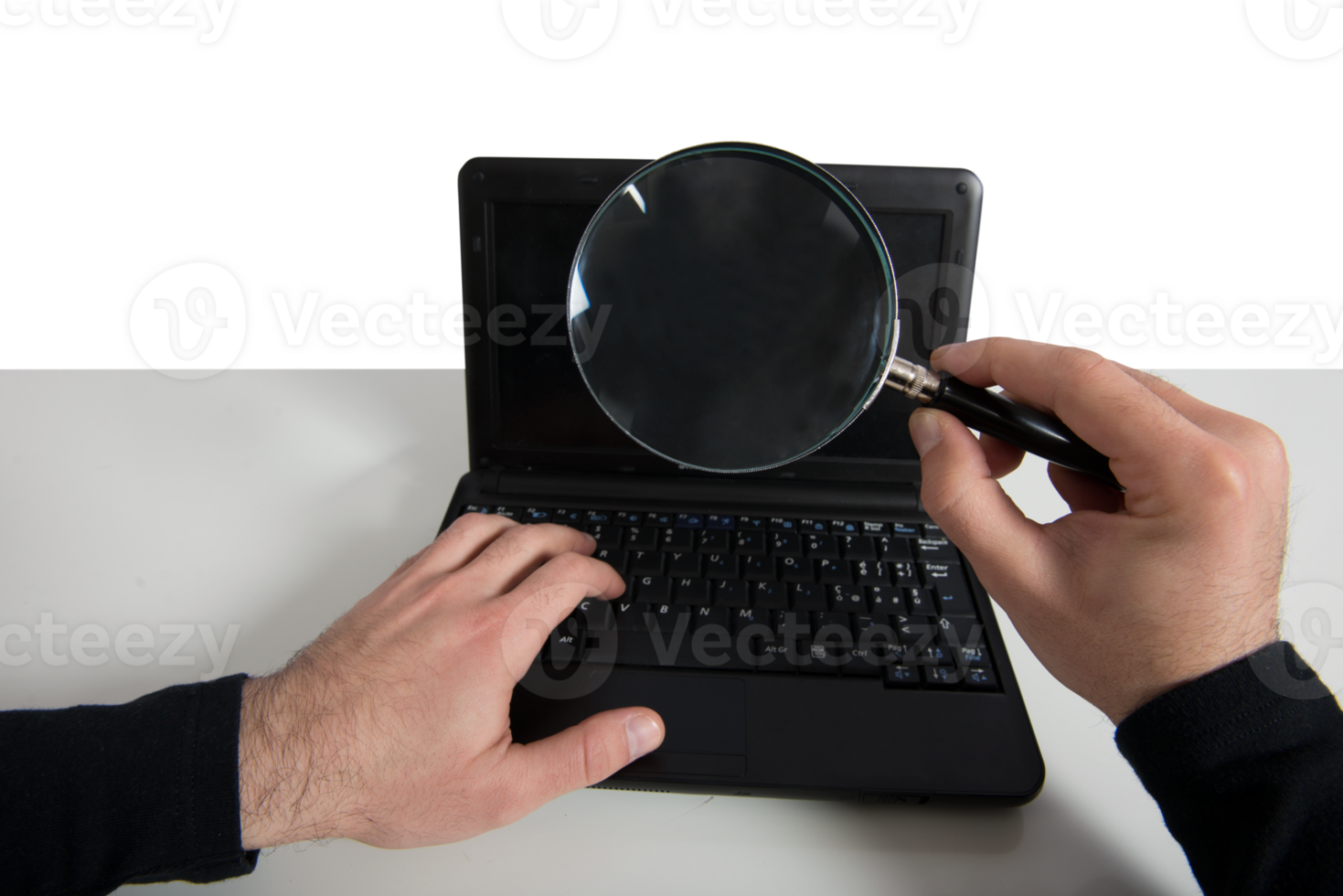 pirata guardare per un' parola d'ordine nel un' il computer portatile con lente d'ingrandimento lente png