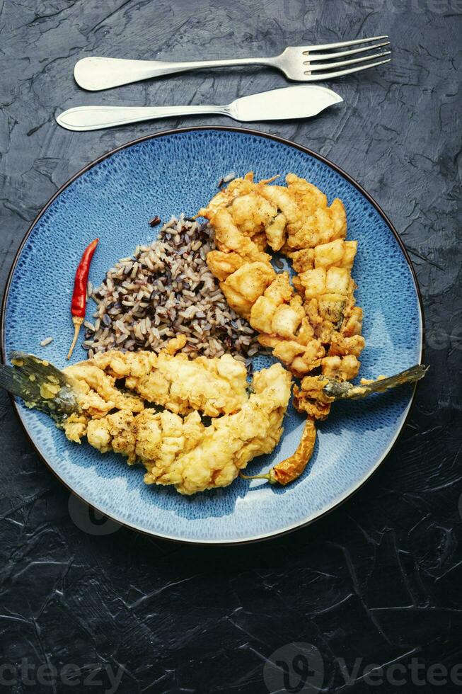 empanizado pescado y arroz en el lámina. foto