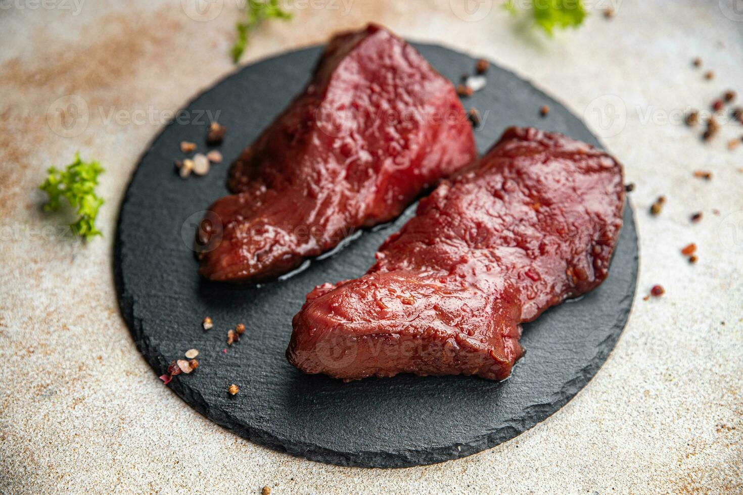 Fresco carne crudo carne de vaca ternera comida comida bocadillo en el mesa Copiar espacio comida antecedentes rústico parte superior ver foto