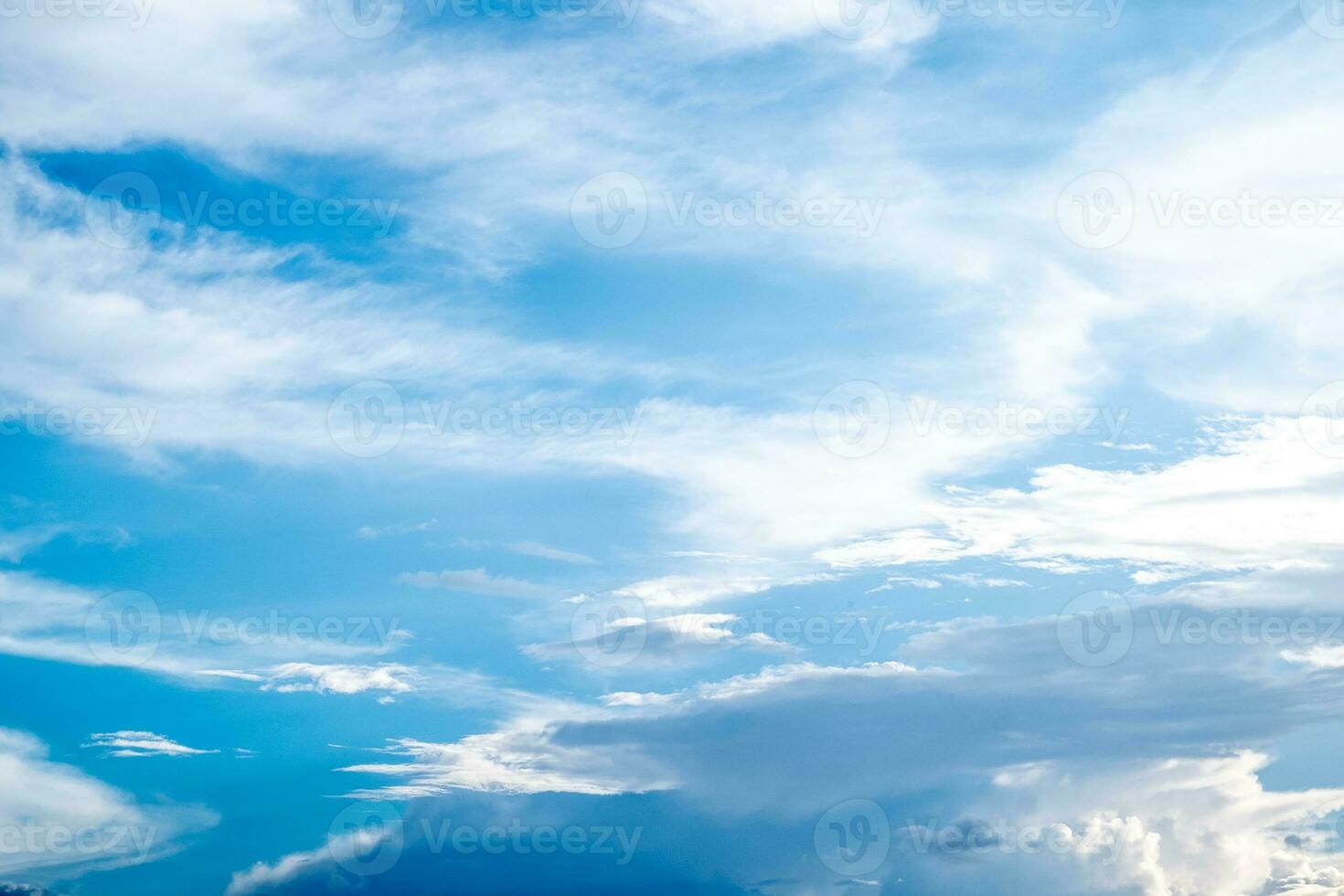 cielo azul sobre el horizonte y nubes blancas. foto