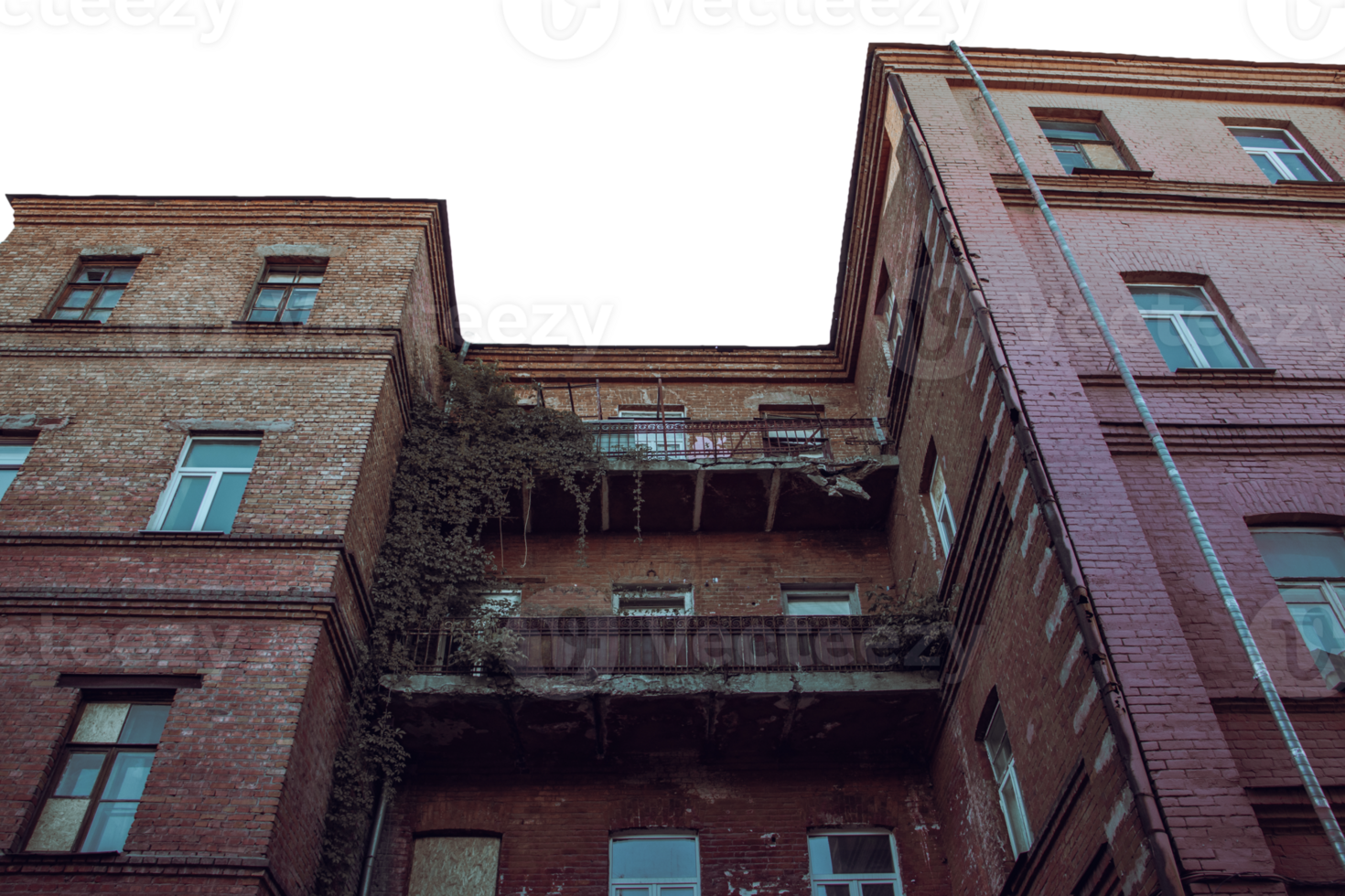 vieux ville architecture arrière-cour avec grand balcon, Kharkiv. paysage urbain photo dans Ukraine. png