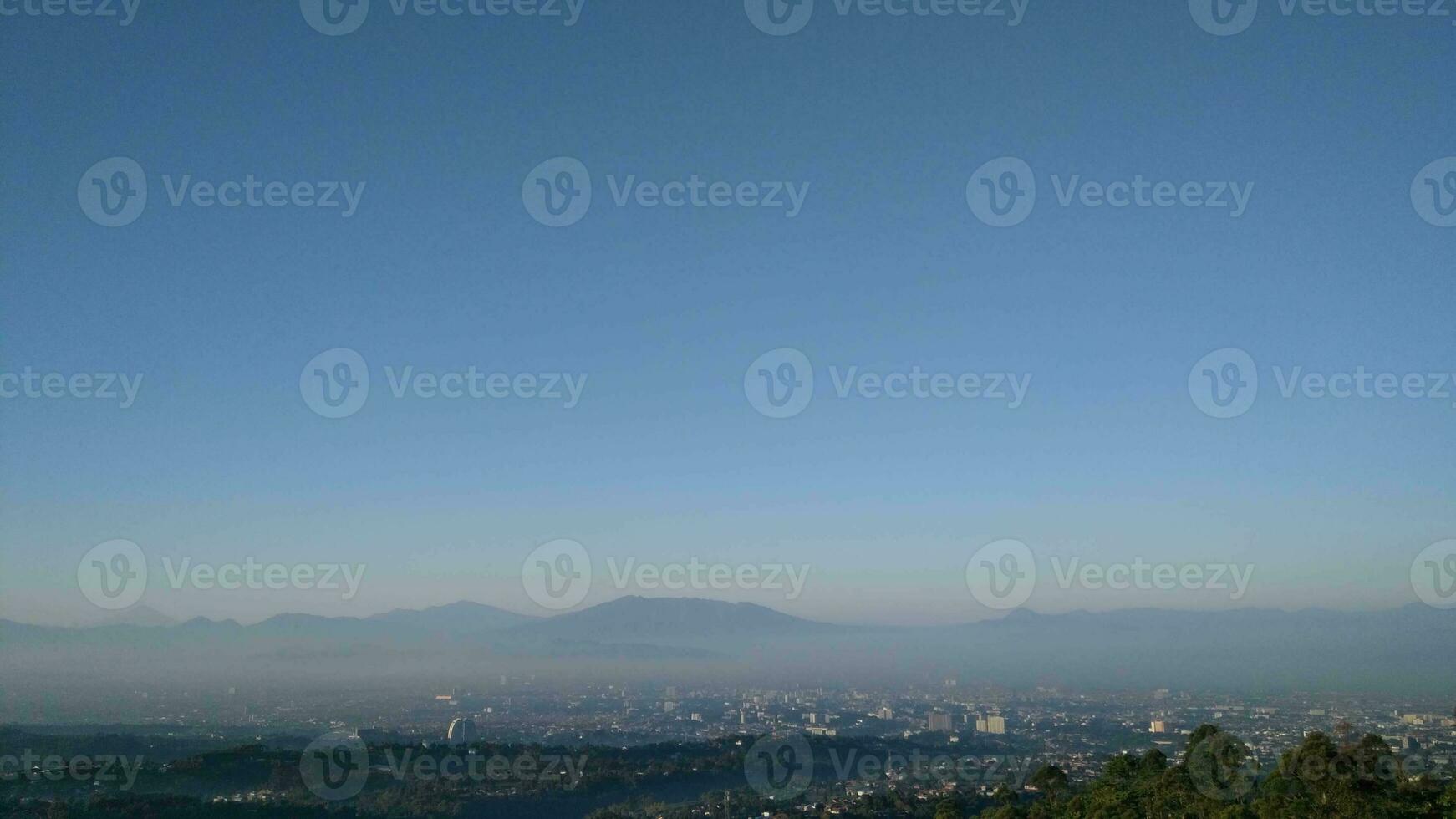 Bienvenido a bandung, un ciudad anidado entre lozano verde colinas en Oeste Java, Indonesia. conocido como el París de Java Bandung exuda un único mezcla de natural belleza y urbano encanto. foto