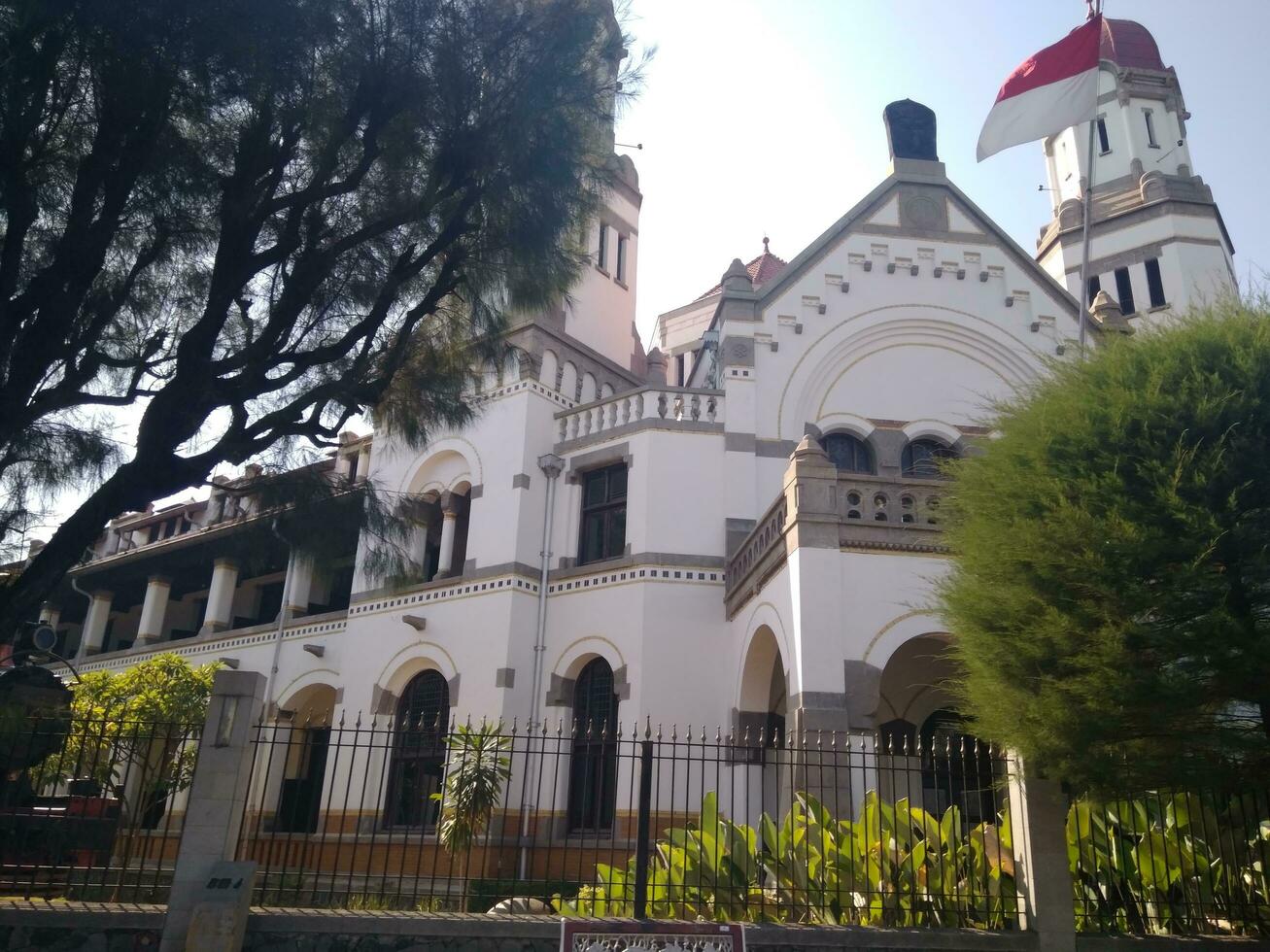 anidado en el corazón de el ciudad, un encantador barrio espera con sus histórico edificios en pie alto, resistido por tiempo. foto