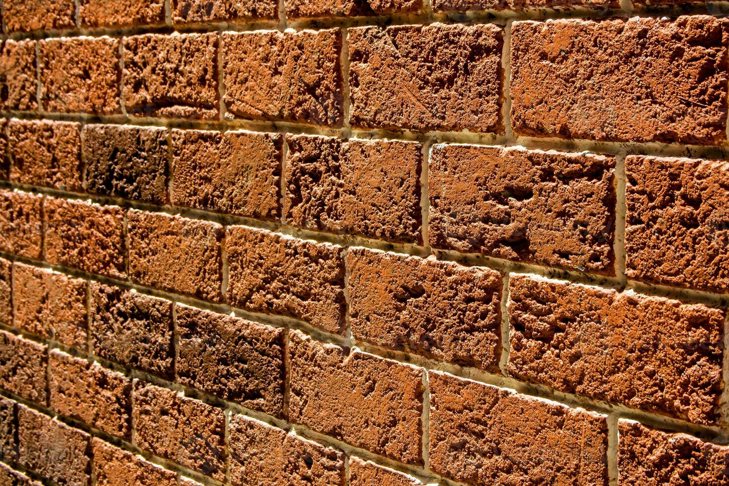 pared hecha de ladrillos macizos rojos foto