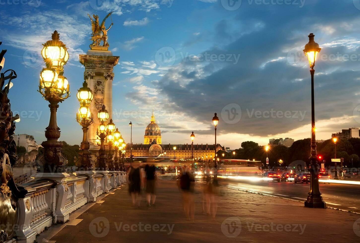 puente alexandre iii a puesta de sol foto