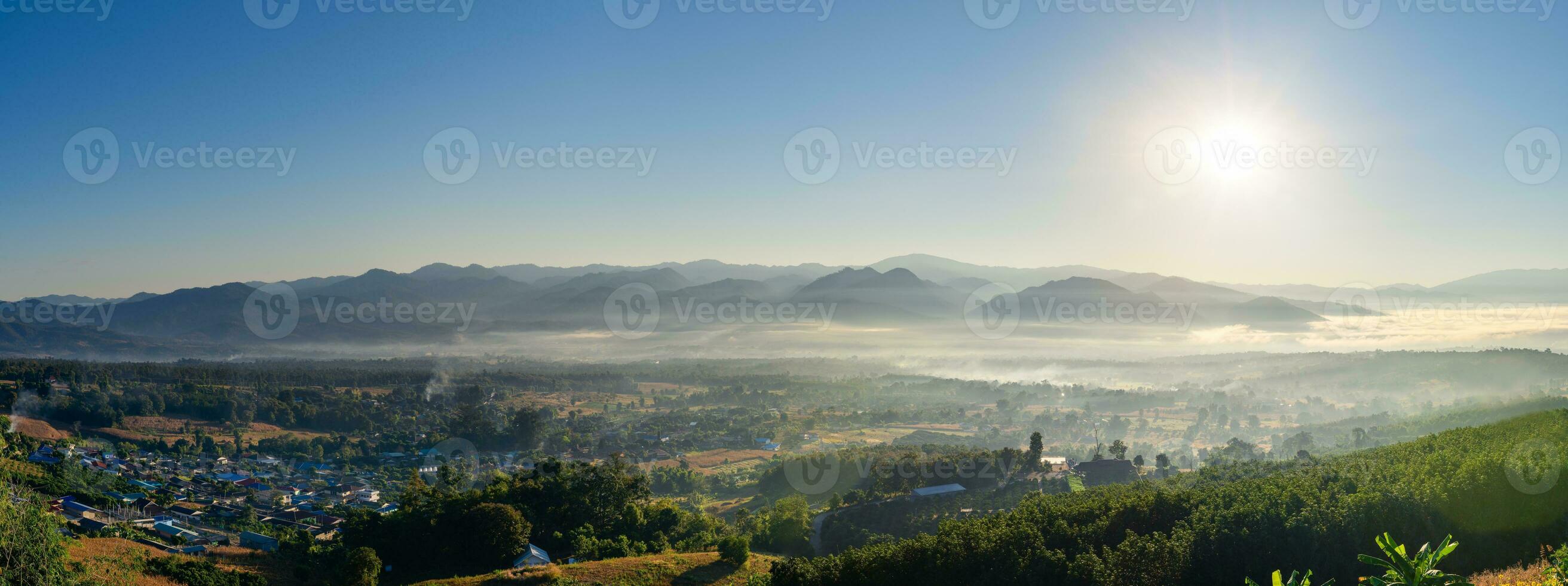 amanecer y mar de nubes terminado pai distrito a amanecer desde Yun lai punto de vista. pai mae hong hijo. foto