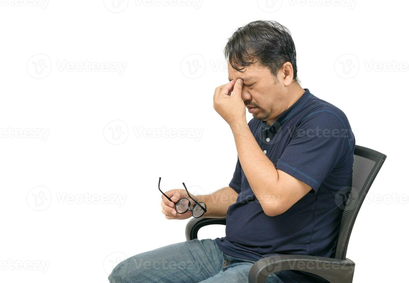 de edad mediana hombre sentado en silla y sensación estresado y dolor de cabeza aislado foto