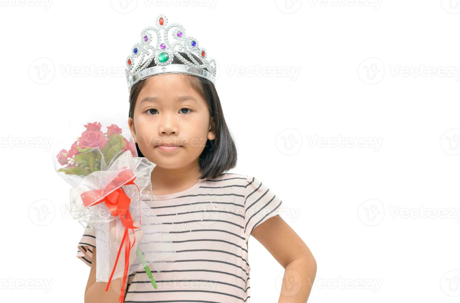 linda asiático niña vistiendo diamante corona y participación un ramo de flores de rosas. foto