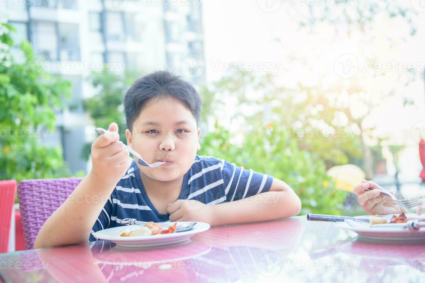 grasa niño disfrutar comiendo desayuno en mañana, foto