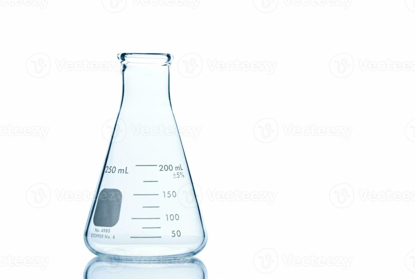 vacío 250 mililitros erlenmeyer matraz en reflexivo aislado en blanco antecedentes foto