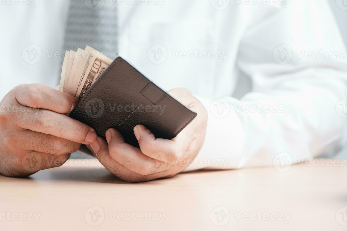 empresario es contando billetes dentro su billetera. foto