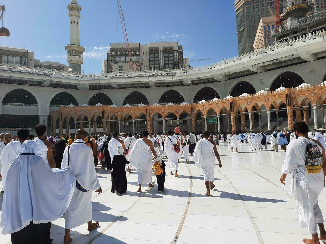 la meca, saudi arabia, abril 2023 - peregrinos desde diferente países de el mundo son ejecutando tawaf en el patio de masjid al haram en la meca durante el día. foto