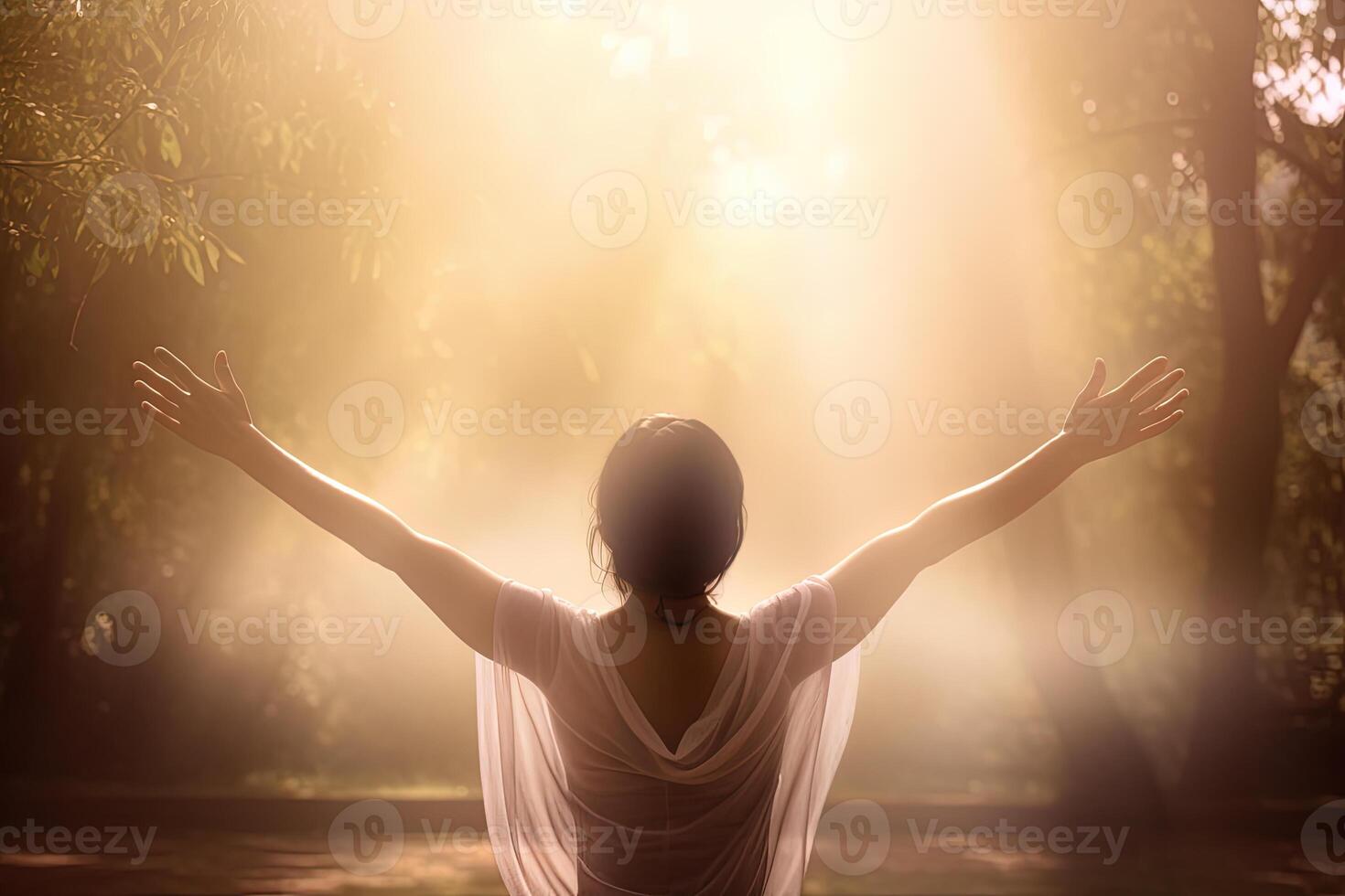 un mujer en pie en el medio de el bosque con brazos extendido en el brillante Mañana rayo de sol ai generado foto