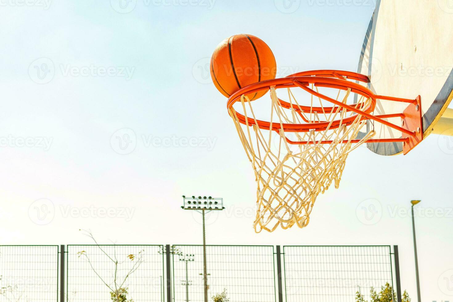 baloncesto golpe remojar. concepto de éxito, puntuación puntos y victorioso foto