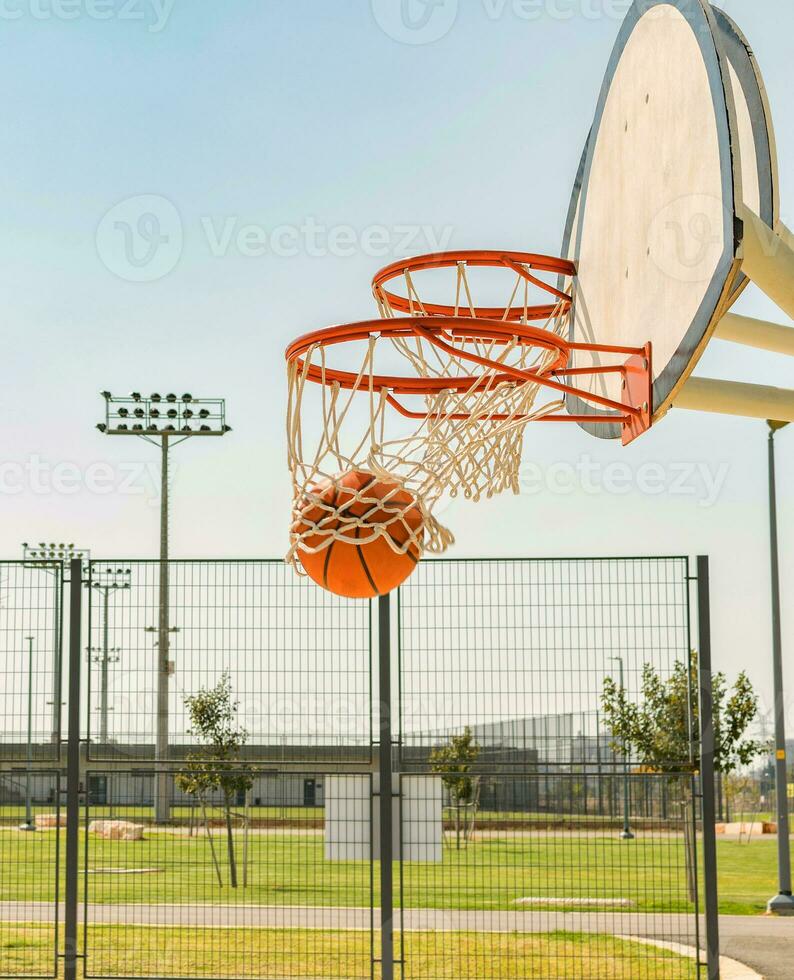 baloncesto golpe remojar. concepto de éxito, puntuación puntos y victorioso foto