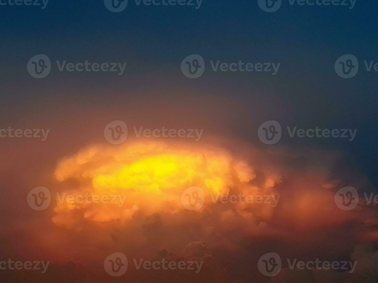 dramático forma y color nubes en el noche amanecer, atardecer, paisaje de nubes, cielo, oscuro azul cielo, reflexión de luz de sol, naturaleza antecedentes foto